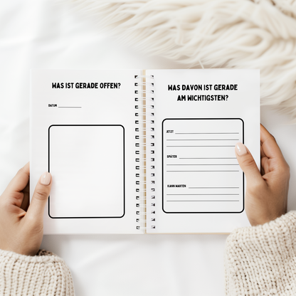 Geöffnetes „Offene Tabs“ Journal mit Schreibfeldern für offene Gedanken, Prioritäten und Aufgaben nach Jetzt, Später und Kann warten.